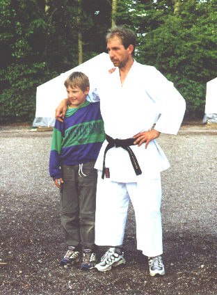 Der stolze Dirk mit seinem Idol Chuck Norris (Johann Schröder) Auf dem Platz unseres Zeltdorfes wird noch einmal Aufstellung genommen, unser Held, nun dem Idol etwas ähnlicher, posiert noch einmal mit Dirk, der stolz den Arm auf 